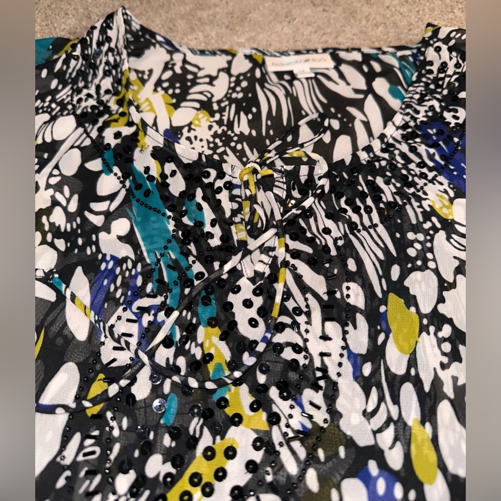 Fashion Bug bold abstract print smocked elastic around the waist. Size 1X - Picture 3 of 10